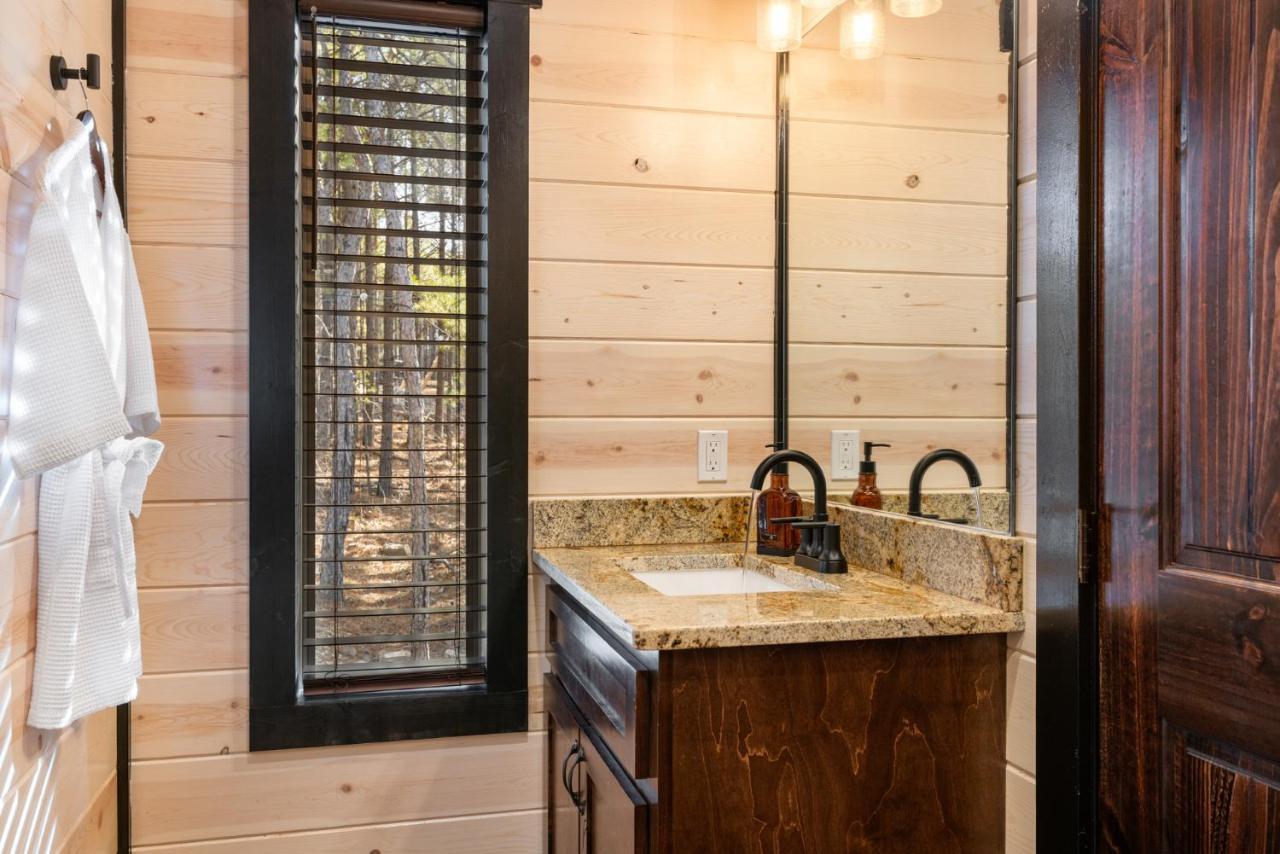 New Luxury Cabin, Hot Tub, Forest Views,Hotel Style Amenities Broken Bow Extérieur photo